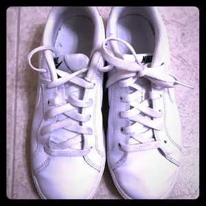 Tennis shoes